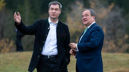 Markus Söder (l, CSU), Ministerpräsident von Bayern, und Armin Laschet (CDU), Ministerpräsident von Nordrhein-Westfalen