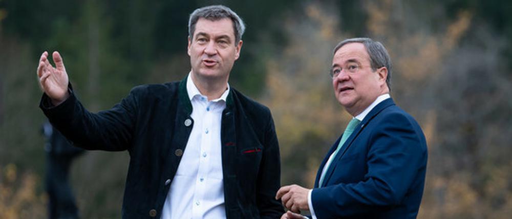 Markus Söder (l, CSU), Ministerpräsident von Bayern, und Armin Laschet (CDU), Ministerpräsident von Nordrhein-Westfalen