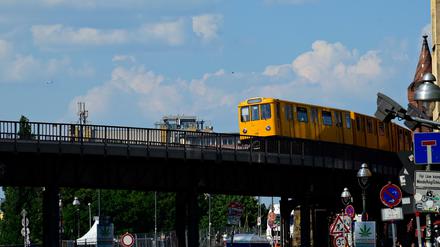 Die U1 und U3 führen über eine Hochbahn durch Berlin-Kreuzberg.