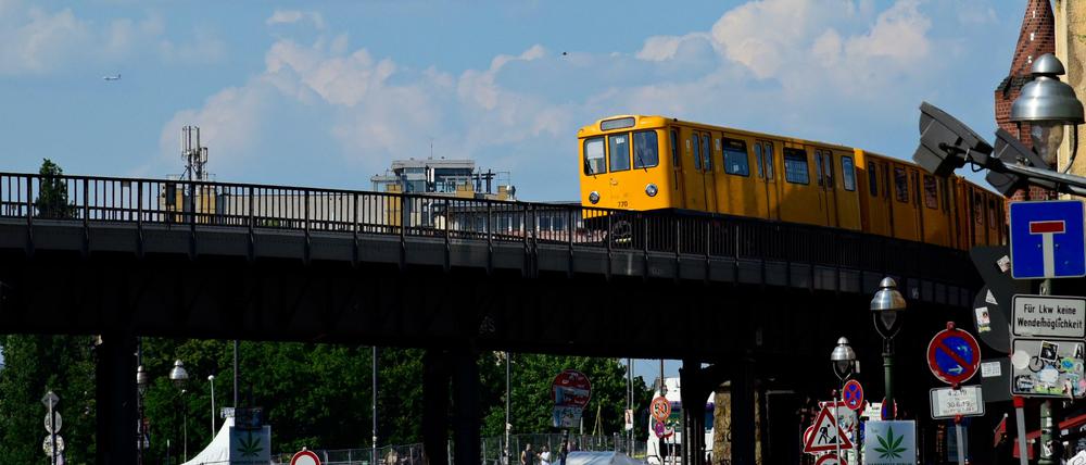 Die U1 und U3 führen über eine Hochbahn durch Berlin-Kreuzberg.
