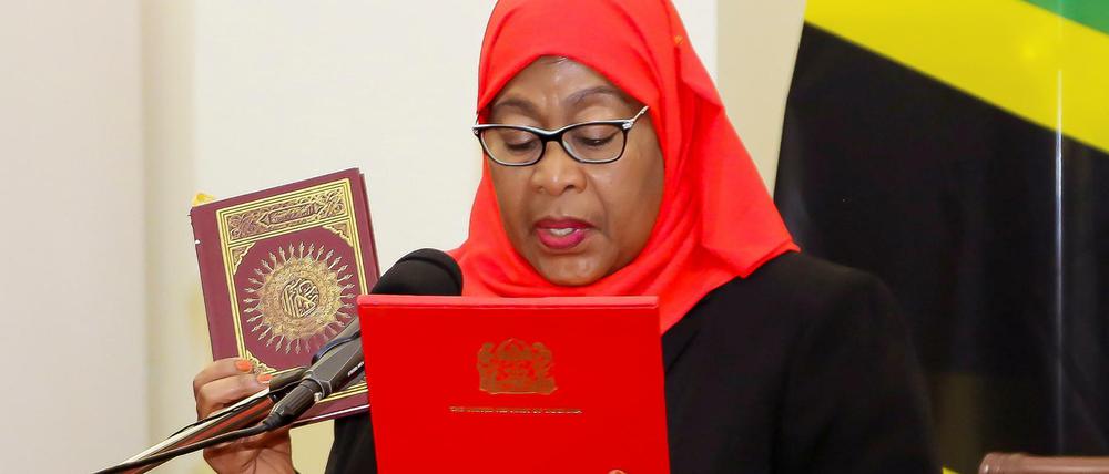 Tansanias neue Präsidentin Samia Suluhu Hassan bei ihrer Vereidigung.