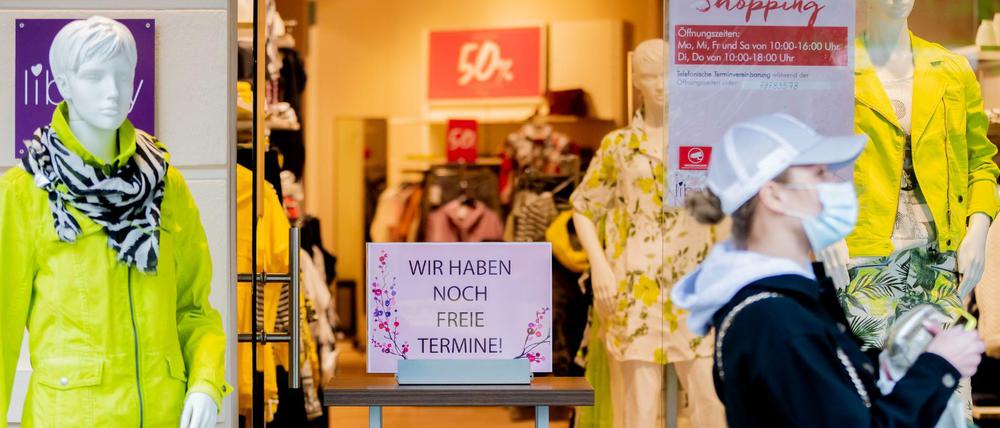"Wir haben noch freie Termine!", steht am Eingang eines Bekleidungsgeschäftes an der Schlossstraße in Berlin-Steglitz auf einem Schild. 