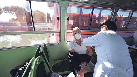 Rettungsboot. Venezianer von den Inseln in der Lagune wurden einen Tag lang auch auf dem Wasser geimpft.
