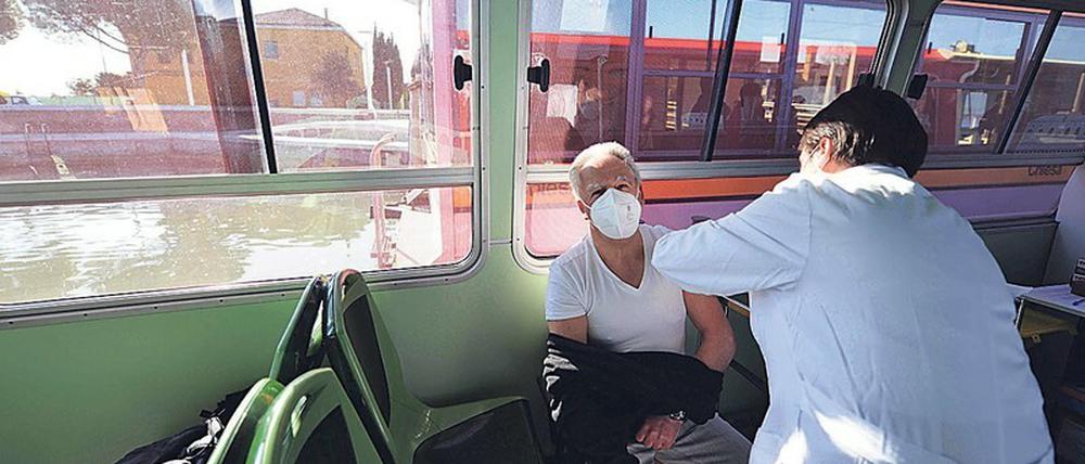 Rettungsboot. Venezianer von den Inseln in der Lagune wurden einen Tag lang auch auf dem Wasser geimpft.