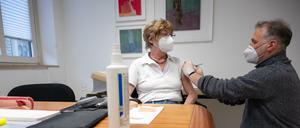 Seit in Arztpraxen geimpft wird, zieht das Impftempo deutlich an.