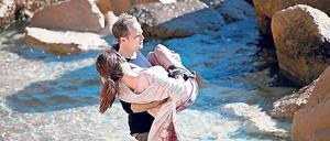 Trauma. Seeler (Matthias Koeberlin) findet die verletzte Tascha (Emily Cox).