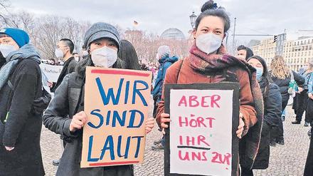 Ende März demonstrierten Menschen mit asiatischen Wurzeln am Brandenburger Tor gegen Rassismus.