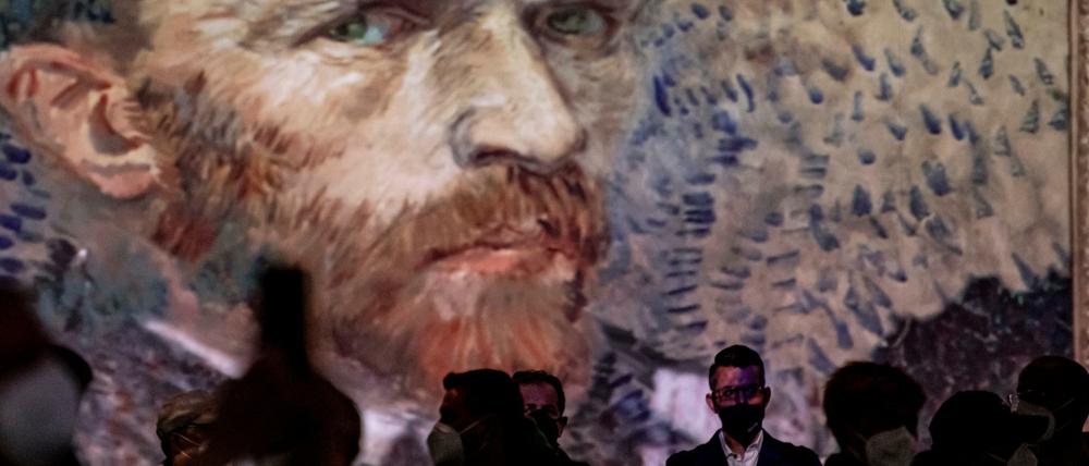 Die Gemälde Van Goghs werden in der Ausstellung in der "Station" von 9. April bis 1. August 2021 mithilfe von Lichtinstallationen und Projektionen mehrfach vergrößert und auf die Wände der Hallen projiziert.