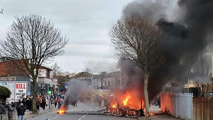 Ein Bus brennt in der Shankill Road in West Belfast. Loyalisten, also Anhänger des Verbleibs von Nordirland im Vereinigten Königreich, hatten den Bus entwendet und angezündet. 