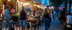 Menschen sitzen in Restaurants und Bars in Friedrichshain.