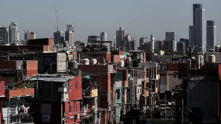 Wellblechhütten, Wolkenkratzerpaläste, wie hier in Buenos Aires. Das Wohlergehen aller schaffen die Märkte jedenfalls nicht.