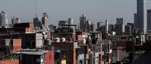 Wellblechhütten, Wolkenkratzerpaläste, wie hier in Buenos Aires. Das Wohlergehen aller schaffen die Märkte jedenfalls nicht.