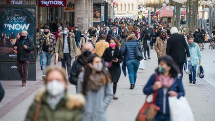 Die Innenstädte im Saarland füllten sich aufgrund der vergleichsweise niedrigen Zahlen zuletzt. Nun öffnen unter anderem Kinos und Außengastronomie.