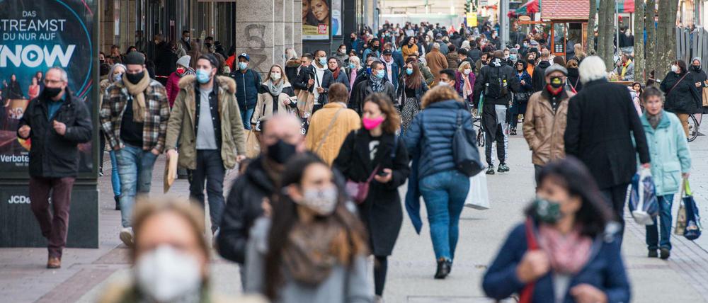 Die Innenstädte im Saarland füllten sich aufgrund der vergleichsweise niedrigen Zahlen zuletzt. Nun öffnen unter anderem Kinos und Außengastronomie.