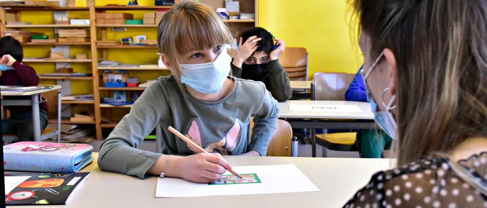 In Nordrehein-Westfalen bleiben die Klassenräume ab Montag vorerst leer.