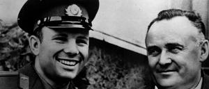 Der Techniker und Konstrukteur Sergej Koroljow (r) im Gespräch mit dem Weltaumpionier Juri Gagarin.