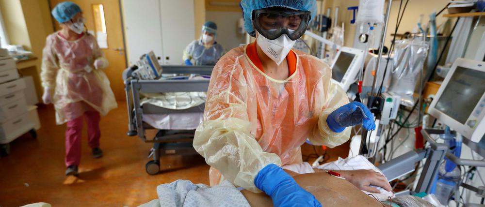 Ein Covid-19-Intensivpatient wird im Berliner Krankenhaus Havelhöhe versorgt.