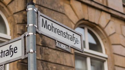 Bis die Schilder der Straße nahe dem Gendarmenmarkt in Berlin-Mitte ausgetauscht sind, wird es wohl noch etwas dauern.