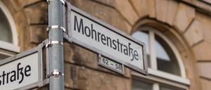 Bis die Schilder der Straße nahe dem Gendarmenmarkt in Berlin-Mitte ausgetauscht sind, wird es wohl noch etwas dauern.