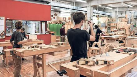 Wie Tischler:innen arbeiten, können sich viele Jugendliche gut vorstellen. Aber was machen eigentlich Diätassistent:innen?