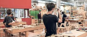 Wie Tischler:innen arbeiten, können sich viele Jugendliche gut vorstellen. Aber was machen eigentlich Diätassistent:innen?