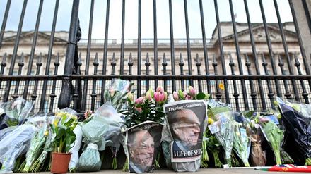 Blumen liegen am Tor des Buckingham Palast in London.