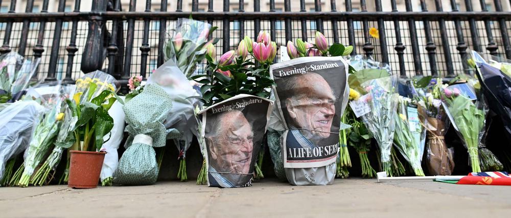Blumen liegen am Tor des Buckingham Palast in London.