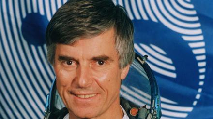 Der deutsche Astronaut Ulf Merbold in seinem Raumanzug im Gagarin-Trainingslager in der Nähe von Moskau, aufgenommen im August 1994. 