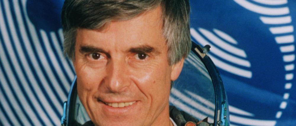 Der deutsche Astronaut Ulf Merbold in seinem Raumanzug im Gagarin-Trainingslager in der Nähe von Moskau, aufgenommen im August 1994. 