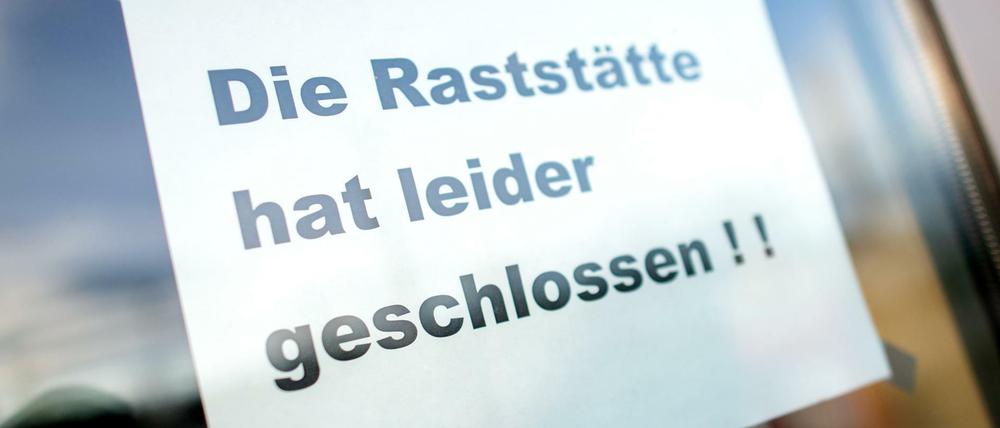 Ein Schild mit der Aufschrift «Die Raststätte hat leider geschlossen» hängt im Eingang der geschlossenen Raststätte Zweidorfer Holz an der Autobahn A2. (Archivbild)