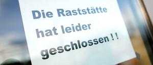 Ein Schild mit der Aufschrift «Die Raststätte hat leider geschlossen» hängt im Eingang der geschlossenen Raststätte Zweidorfer Holz an der Autobahn A2. (Archivbild)