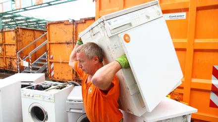 Lutz Paelchen, BSR-Sperrmüllentsorger und ehrenamtlicher Rückentrainer; beim rückenschonenden Entladen auf dem BSR Recyclinghof in der Neuköllner Gradestraße (Archivbild von 2015). 