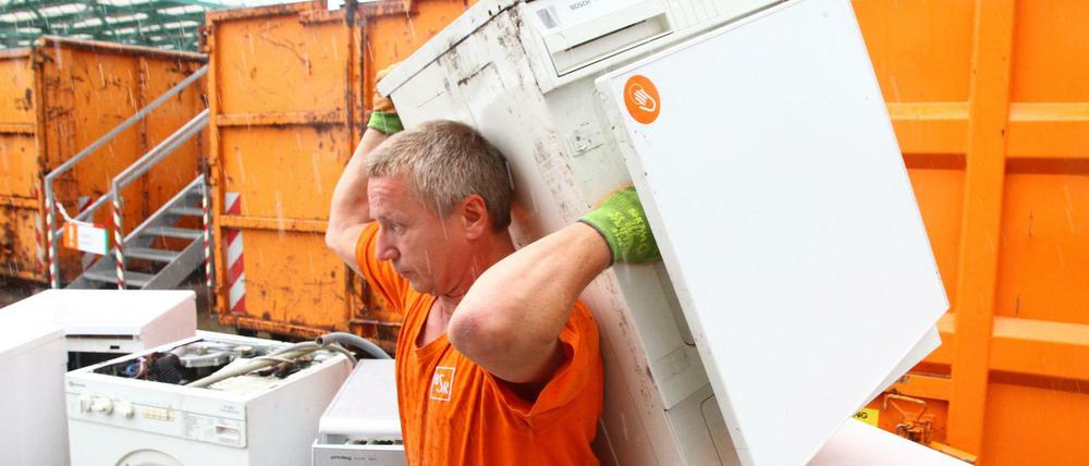 Lutz Paelchen, BSR-Sperrmüllentsorger und ehrenamtlicher Rückentrainer; beim rückenschonenden Entladen auf dem BSR Recyclinghof in der Neuköllner Gradestraße (Archivbild von 2015).