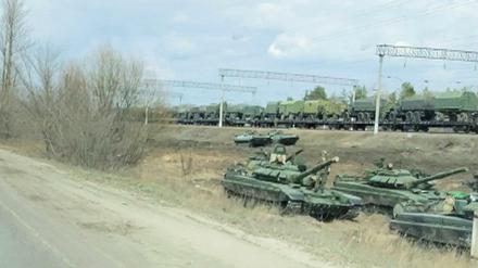 Ein Standbild aus einem Video zeigt Panzer und Militärfahrzeuge in Maslovka in Russland am 6. April.
