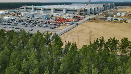 Fast fertig, aber noch keine Hauptgenehmigung: Die künftige Tesla Gigafactory in Grünheide. 