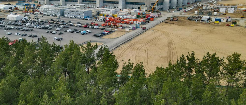 Fast fertig, aber noch keine Hauptgenehmigung: Die künftige Tesla Gigafactory in Grünheide.