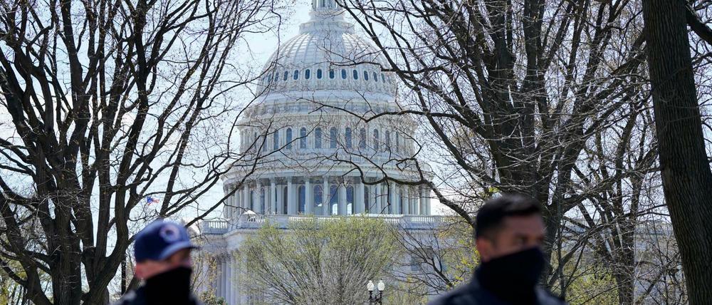 Beamte der Kapitol-Polizei stehen Wache vor dem US-Kapitol.