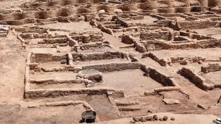 Gesamtansicht der 3000 Jahre alten Ruinen der von ägyptischen Archäologen entdeckten "verlorenen Stadt" im heutigen Luxor.