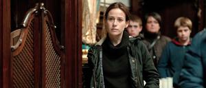 Zu viele Trauerfeiern. Die baskische Inspectora Amaia Salazar (Marta Etura) muss in dem für seine Mythen und Traditionen bekannten Baztan-Tal rituelle Morde an jungen Mädchen aufklären. Dunkle Gehemnisse lauern auch in ihrer Familie. 