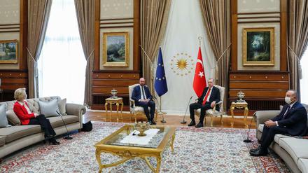 Der türkischer Präsidenten Recep Tayyip Erdogan (2.v.r) sitzt neben EU-Ratspräsident Charles Michel. Ursula von der Leyen muss links auf dem Sofa sitzen.