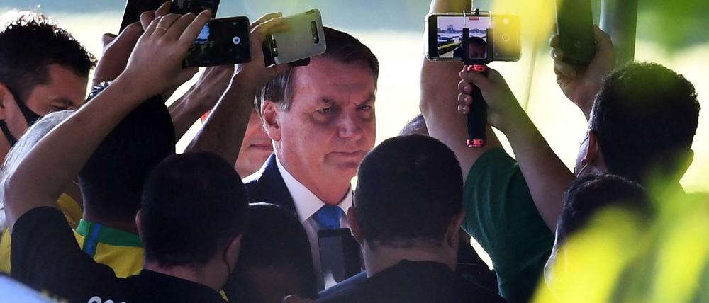 Maskenlos und mittenmang: Jair Bolsonaro mit Unterstützern (Das Foto stamm vom 31. März). 