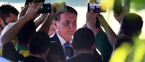 Maskenlos und mittenmang: Jair Bolsonaro mit Unterstützern (Das Foto stamm vom 31. März). 