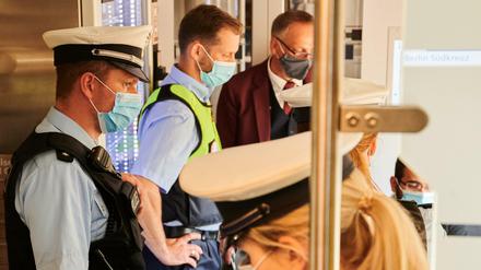 Kontrolle der Maskenpflicht in der Bahn. Einige Berliner „Querdenker“ haben Reiseverbot.