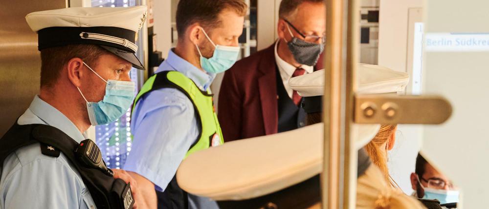 Kontrolle der Maskenpflicht in der Bahn. Einige Berliner „Querdenker“ haben Reiseverbot.