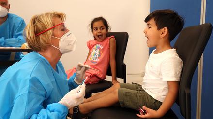 Mach mal "Aaaah": Potsdamer Kitakinder werden auf das Coronavirus getestet.