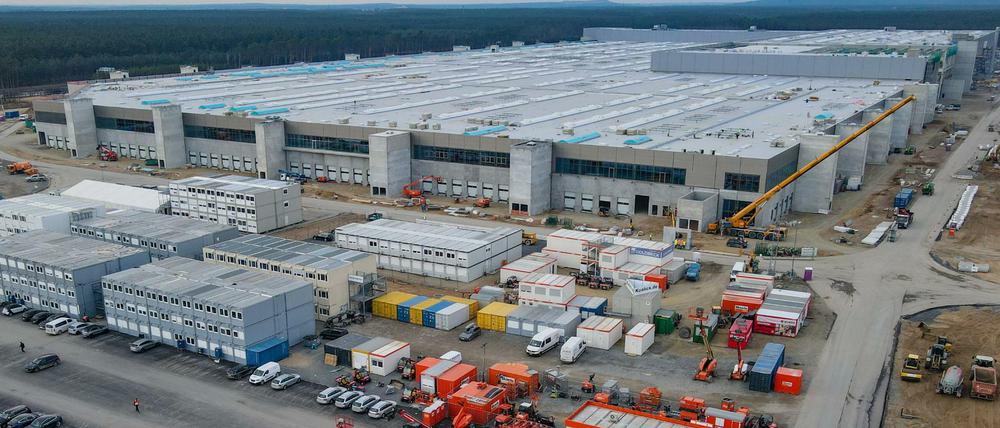 Tesla kritisiert, dass es 16 Monate nach dem Antrag noch keinen Zeitplan für eine endgültige Genehmigung des Bau seiner Fabrik in Grünheide gibt.