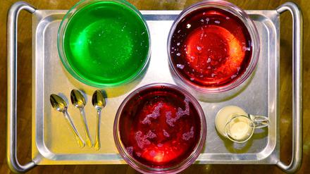 Es ist angerichtet: Götterspeise in den Farben Grün, Rot, Rot