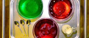 Es ist angerichtet: Götterspeise in den Farben Grün, Rot, Rot