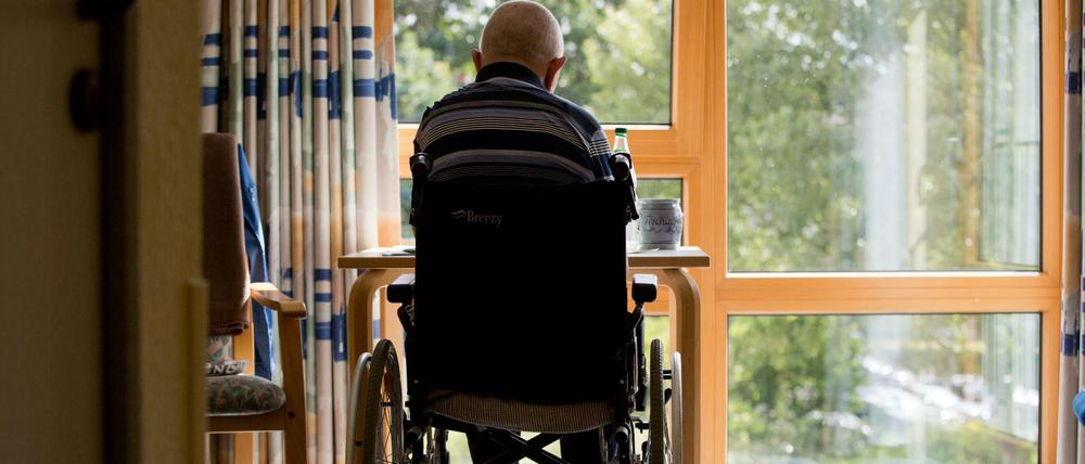 Auch Bundestags-Vizepräsidentin Petra Pau (Linke) fordert Lockerungen in ohnehin "durchgeimpften" Pflegeheimen.