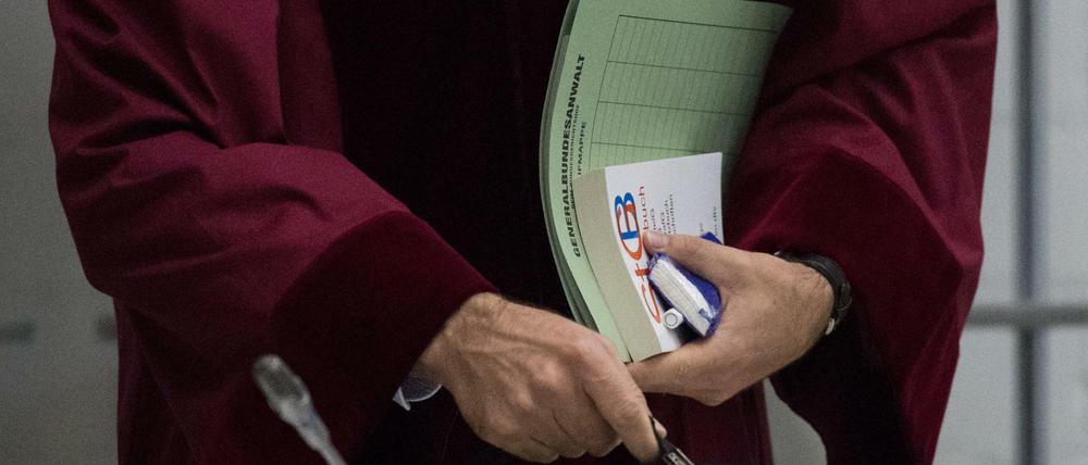 Prozess gegen rechte Terrorgruppe. Die Bundesanwaltschaft hat ein Dutzend Männer angeklagt, die Angriffe auf Moscheen und Politiker geplant haben sollen. Am Dienstag beginnt in Stuttgart der Prozess